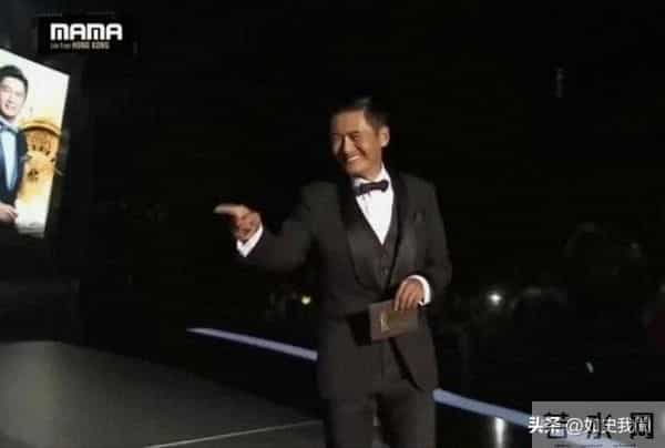 一场颁奖典礼，人情冷暖、江湖地位，在周润发身上体现得淋漓尽致