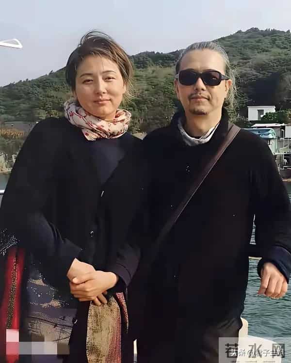 演员张延也老了和丈夫的留影,不再是年轻时候的美貌了气质还没变