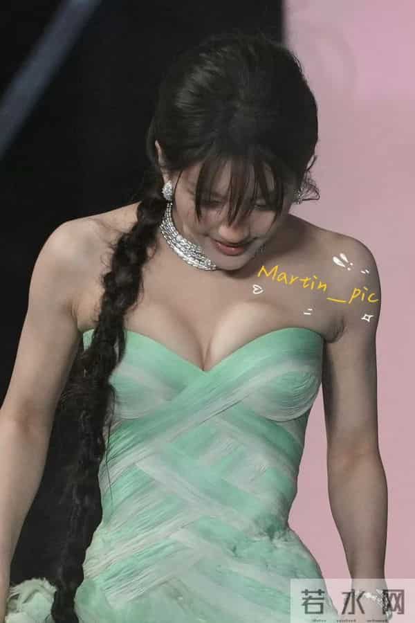 赵露思青春洋溢 元气满满