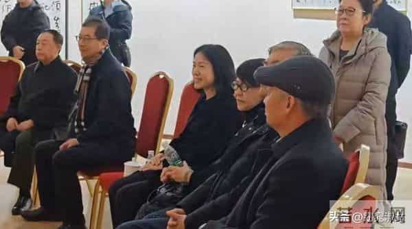 杨振宁走后,翁帆首次露面,妈妈陪同看展览,两人有说有笑状态好