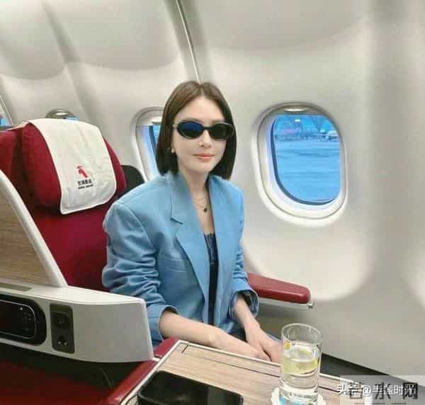 46岁秦岚在飞机上被偶遇,她留着短发,皮肤白皙,身材高挑好美啊