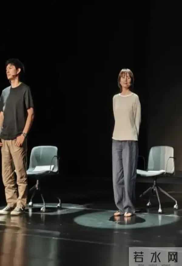 47岁袁泉被偶遇，穿老北京布鞋身材干瘪，抿嘴抻头动作不雅好显老