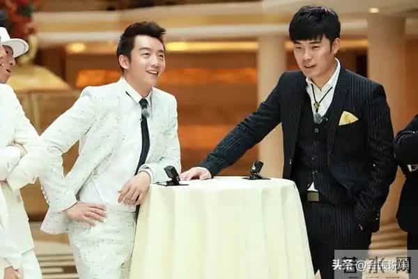 郑恺晒与陈赫等10人合影,被扒P掉7处烟盒打火机,遭吐槽一群老登