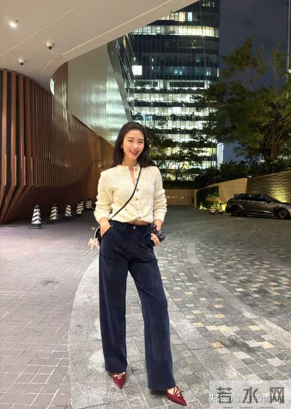 33岁杨采钰晒美照!气色红润,身材苗条 白毛衣解开三粒扣子好性感