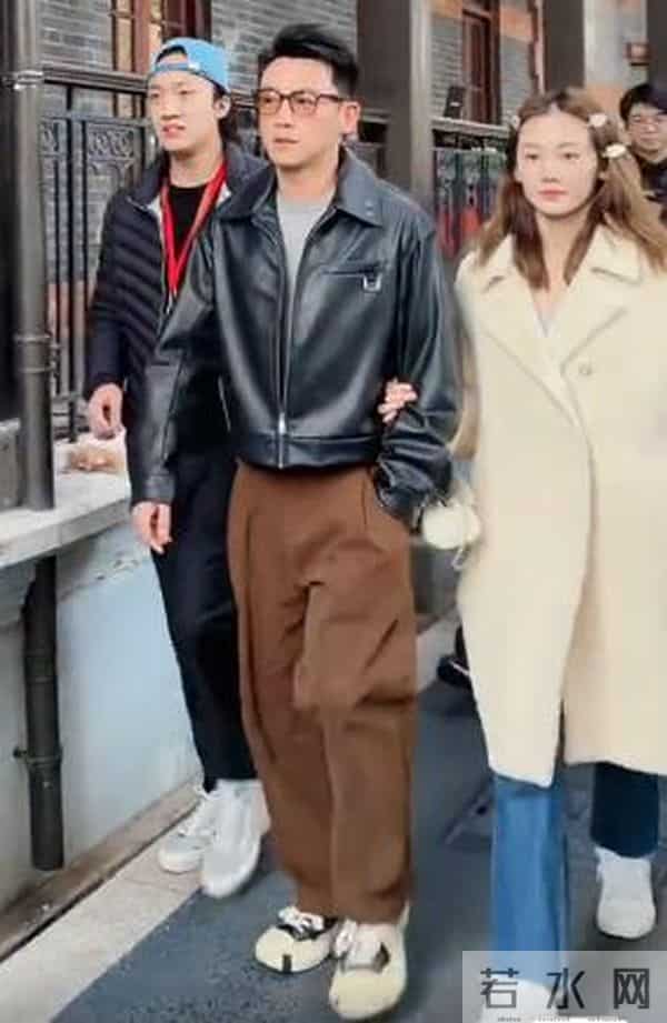 上戏80周年大合影，金世佳有少年感，陈赫靠边坐，王传君稳居C位