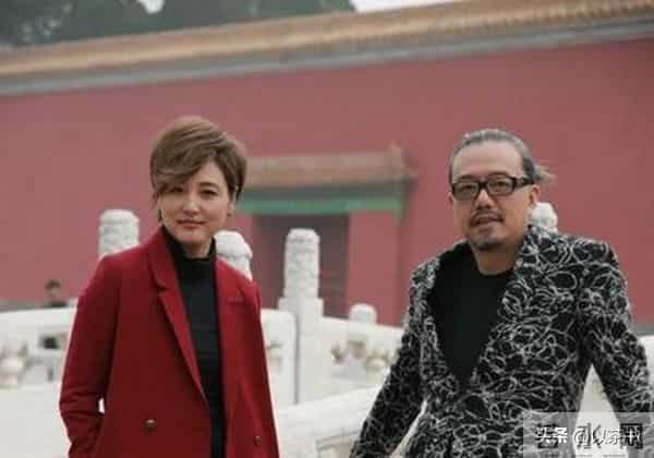 55岁张延依然优雅,父亲早逝最疼爱妈妈,和丈夫分居两地感情不变