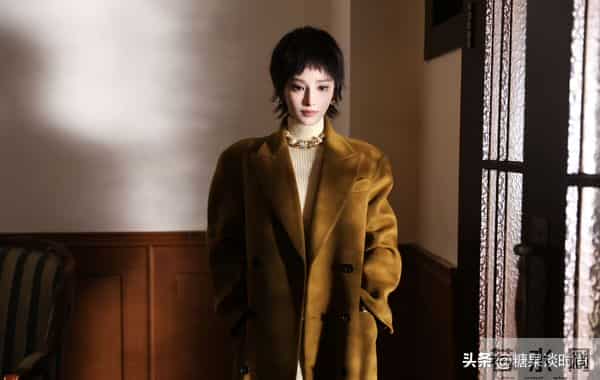 34岁的彭小苒，居然剪了短发了，身穿驼色大衣，真的是越看越耐看