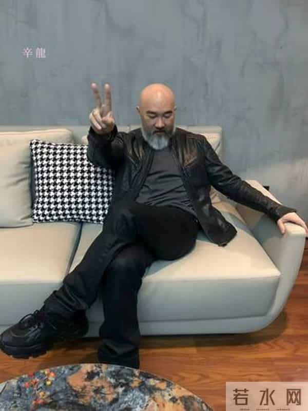 辛龙露面了!「比YA宣布回归」最新近照曝光 揭复出下一步动态