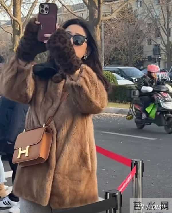 朱珠一家三口北京逛圣诞集市 朱珠挤开老公真相大白 两口子笑翻网友