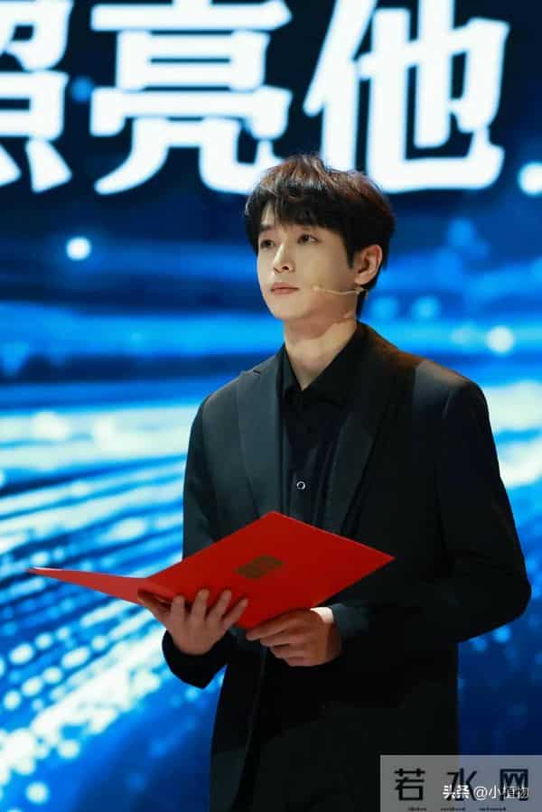 上戏校庆 于和伟瘦脱相 王传君好邋遢 一身白色套装的江疏影让人羞愧