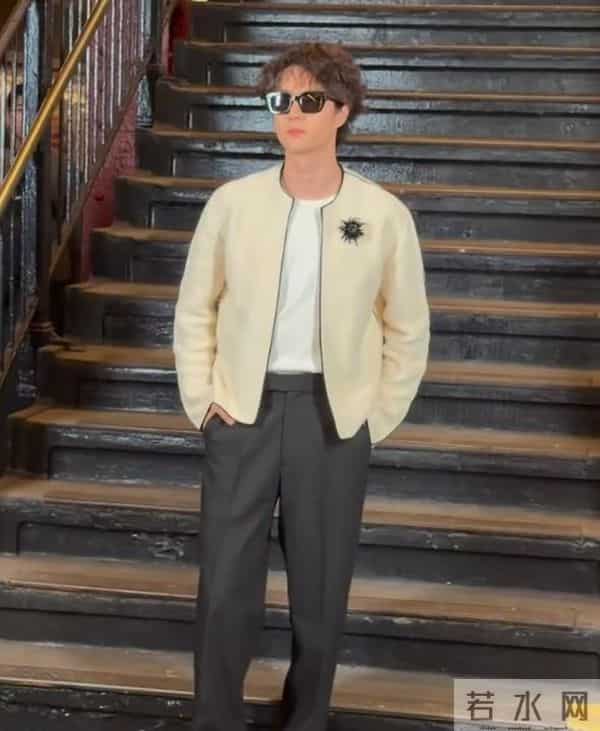 香奈儿大秀,辛芷蕾王一博同台看秀像姐弟,权志龙姨化穿搭辣眼睛