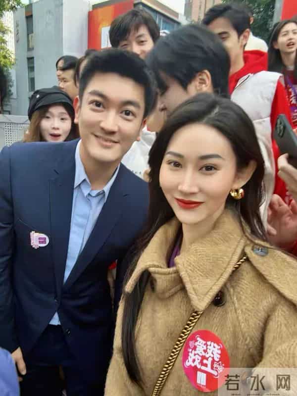 众星云集！于和伟戴眼镜讲话透心热，江疏影变学生 胡歌送这祝福？