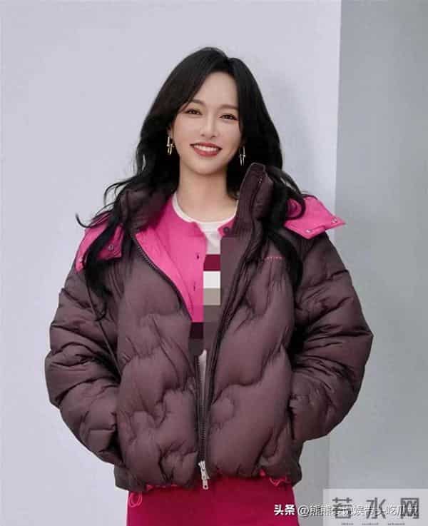 唐嫣换风格后气质大变!穿撞色羽绒服+玫粉色卫裤 时髦洋气又高级