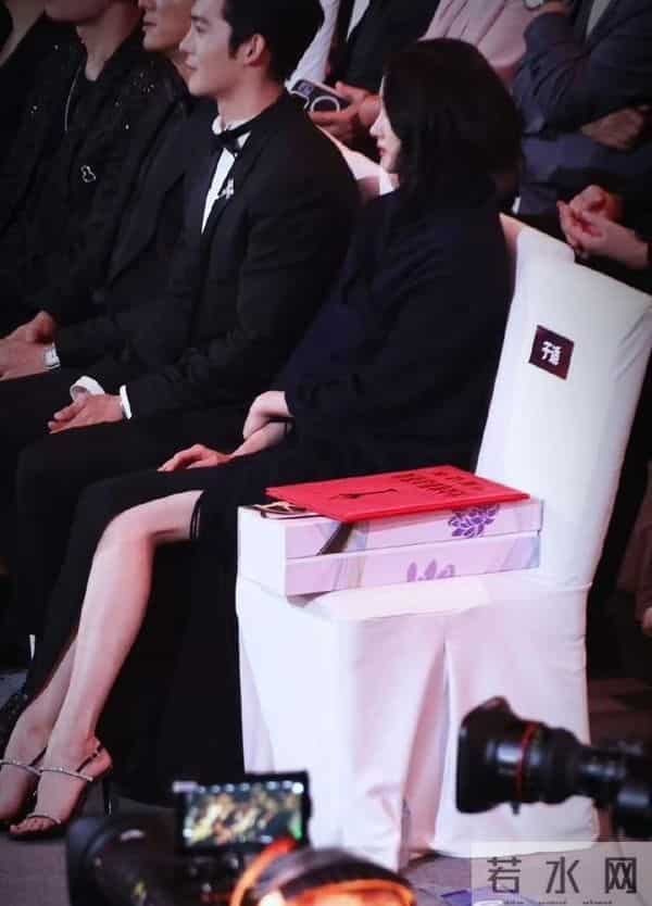 关晓彤[色][色][舔屏][舔屏][舔屏]长腿美足，这足弓真的顶[跪了]