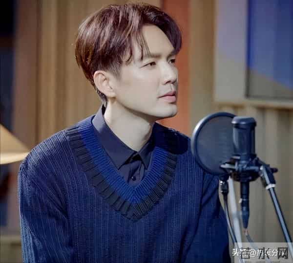 收手吧钟汉良!眼窝塌陷,脸部肿胀,疲态尽显,别再尬演精英男