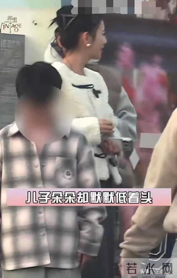 佟丽娅9岁儿子1米6 和妈一样80斤 冬天只穿一件衬衫 遭训斥低头沮丧