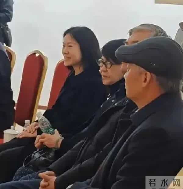 翁帆公开露面，她带妈妈看展，她仍穿一身黑衣服，但脸上有笑容了