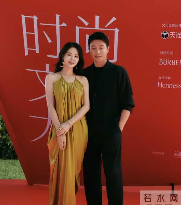 董璇带娃现身艺术展，关悦女强人打扮脸肿嘴歪，佟大为靠边站油腻