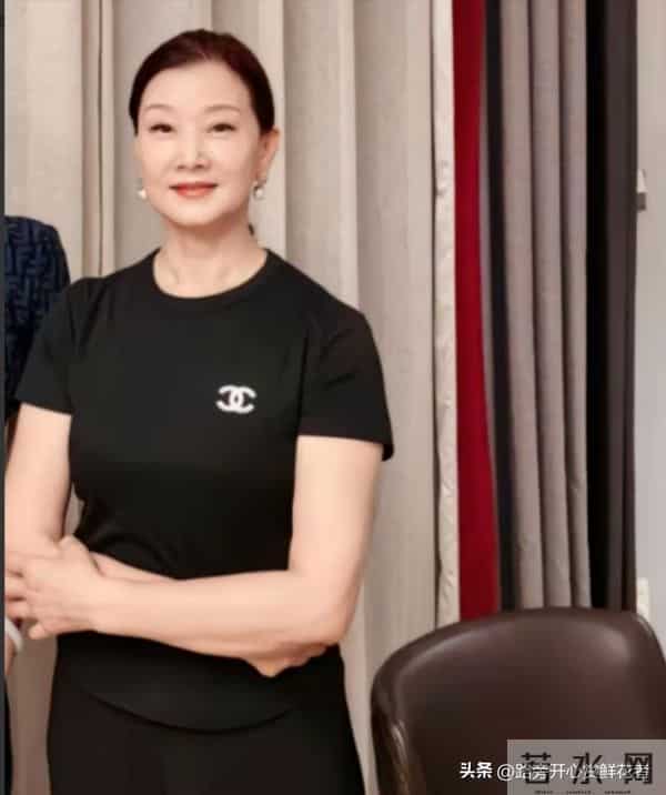 58岁的宋祖英近照曝光,穿香奈儿短袖,小臂肌肉明显,皮肤光滑