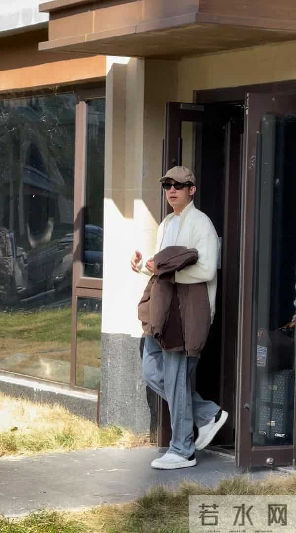 黄景瑜广西被偶遇,开京A牌照30万豪车,全程手挡太阳防止晒脸