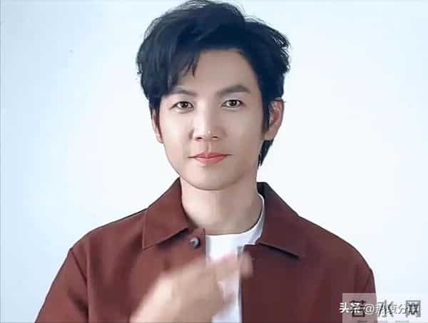 收手吧钟汉良!眼窝塌陷,脸部肿胀,疲态尽显,别再尬演精英男