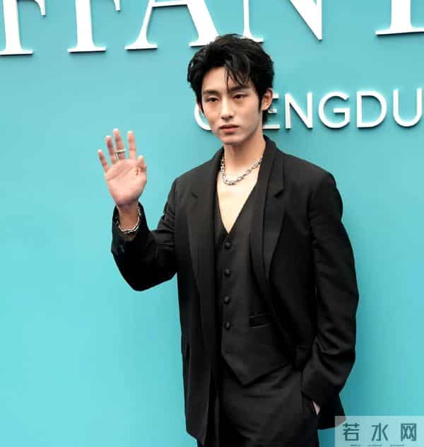 蒂芙尼活动上46岁章子怡骤显衰老，肌肤浮肿骨感干瘪，面相大变