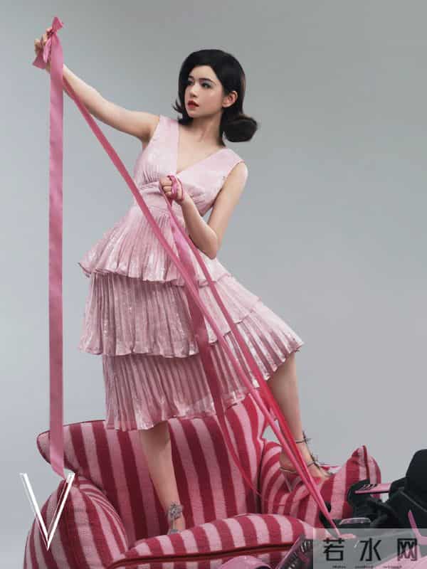 陈妍希12月份封面写真，高跟黑丝袜穿搭展现不一样的美