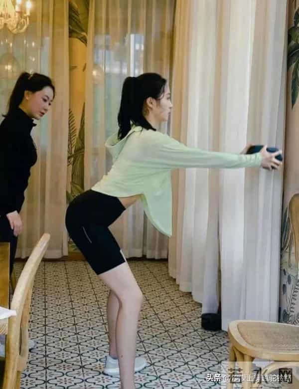 关晓彤健身照太真实!汗流浃背练出蚂蚁腰,原来好身材没有捷径