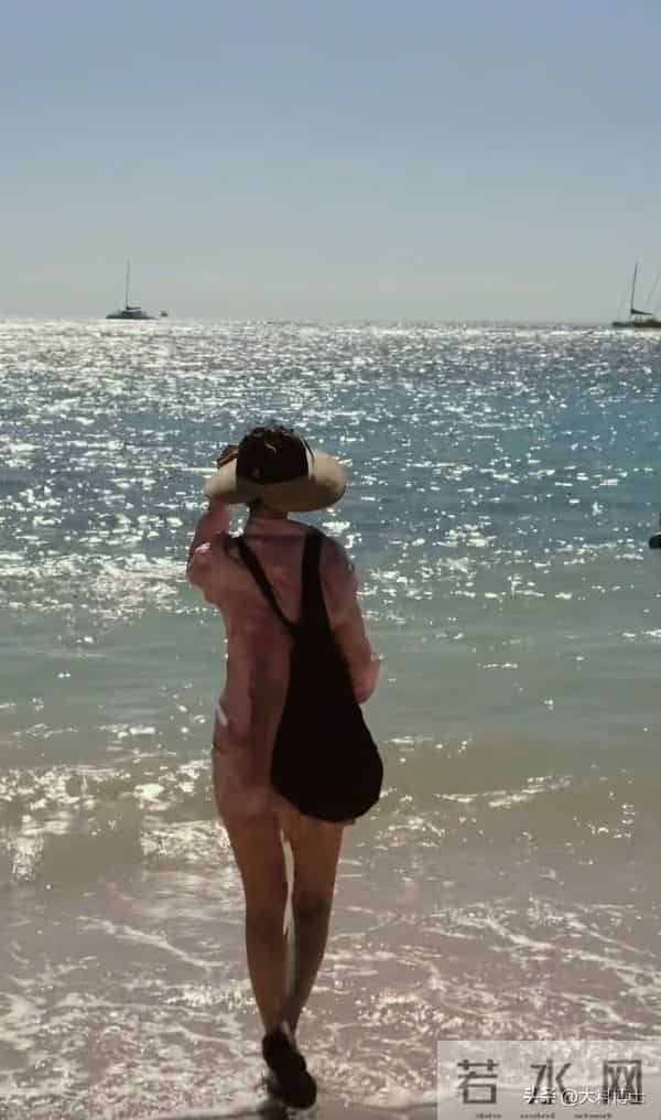 48岁苗圃晒沙滩照，纤腿瘦腰好惊艳，嫁大21岁富豪子女双全很幸福