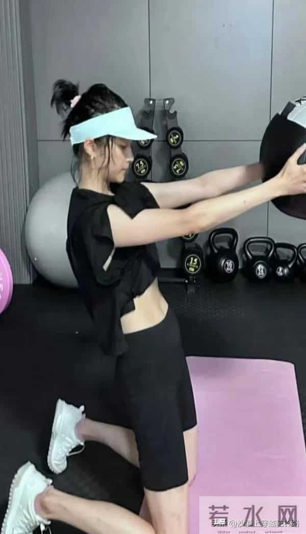 关晓彤健身照太真实!汗流浃背练出蚂蚁腰,原来好身材没有捷径