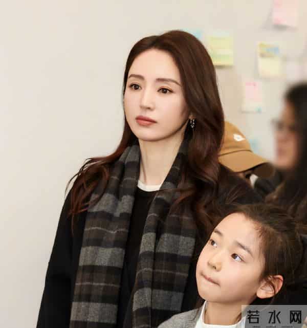 董璇带娃现身艺术展，关悦女强人打扮脸肿嘴歪，佟大为靠边站油腻