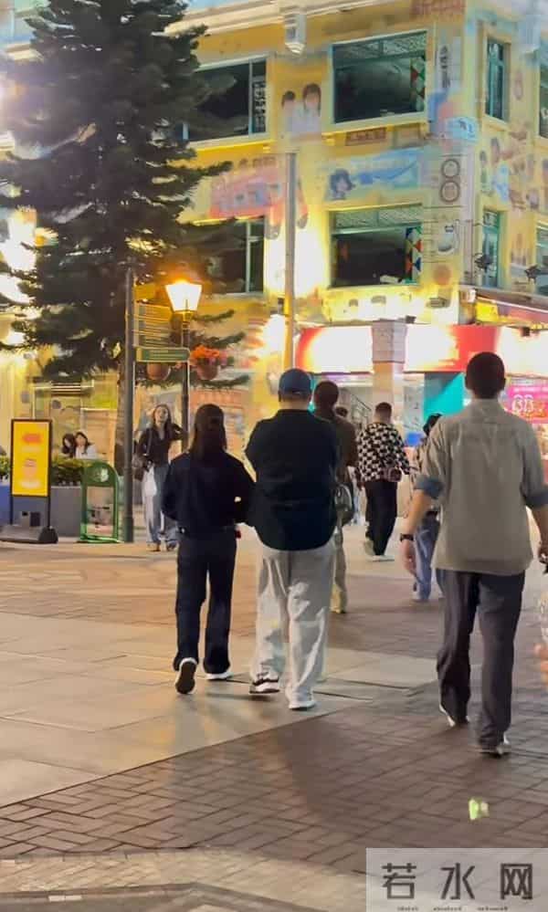 李纯夫妇澳门度假，马頔身高被低估，比老婆高一头看着有185