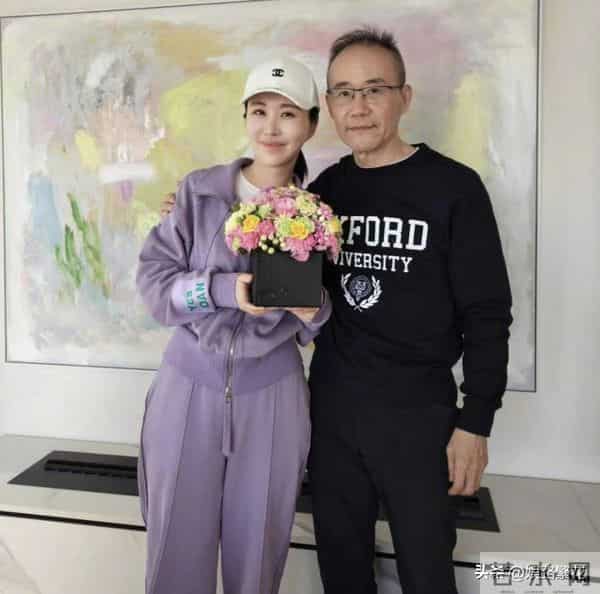 74岁王石断崖式衰老,44岁田朴珺登千米雪山,30岁年龄差藏不住了