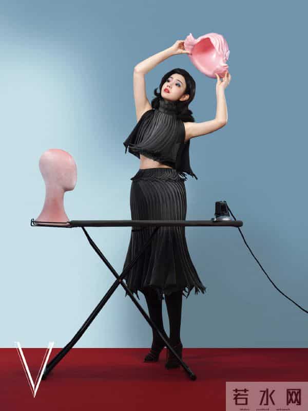 陈妍希12月份封面写真，高跟黑丝袜穿搭展现不一样的美