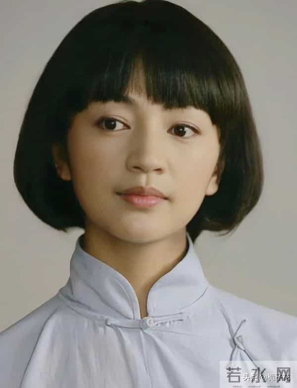 52岁罗海琼回母校上海参加校庆，她穿着皮衣 面带笑容，脸变化挺大