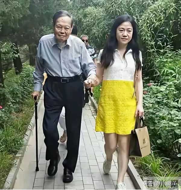 49岁翁帆现身画展！穿黑衣、皮肤白皙状态好，笑容满面和妈妈热聊