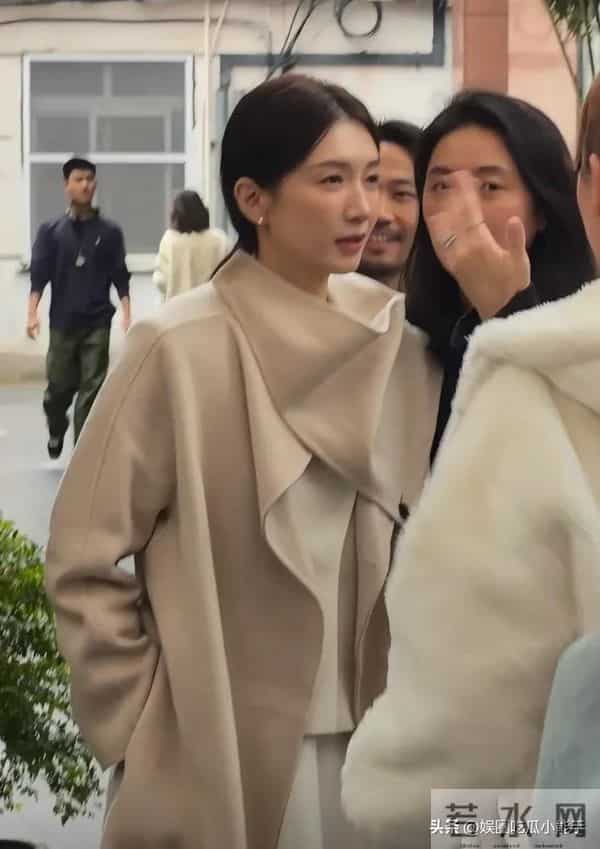 上戏八十周年校庆,郑恺牵苗苗现身,杜江陈赫出席雷佳音发型抢镜