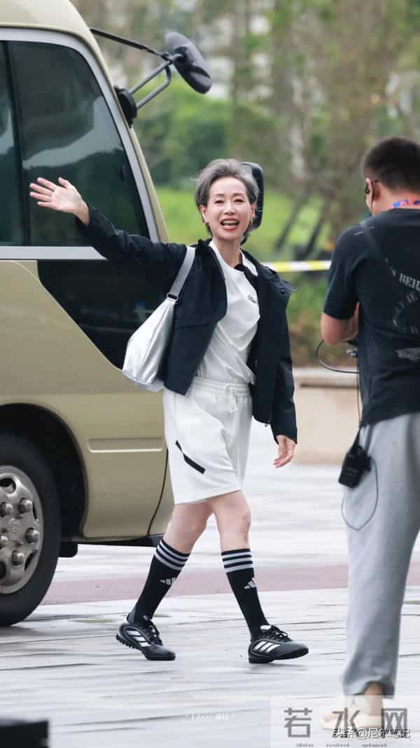 看了赵雅芝全家福，再看拼命赚钱的叶童，才知两人的差距早已明显