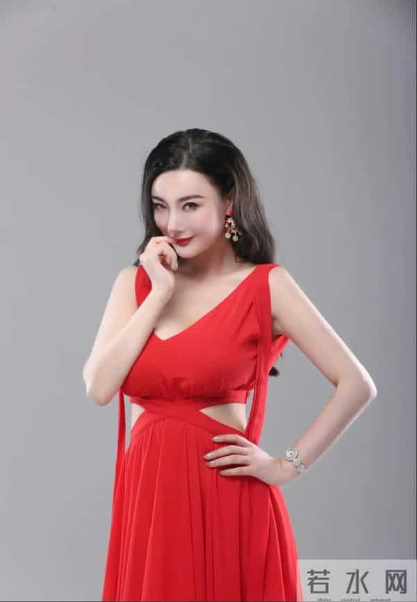 王李丹妮-身材丰腴，一袭红裙韵味十足，不愧被称为“山中女神”