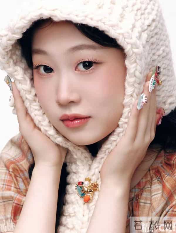 19岁沈佳润再登封面，“最丑星二代”穿上丑衣服，意外讨喜又好看