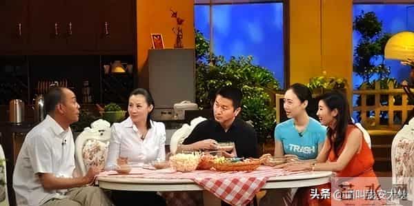 为了嫁给大自己22岁的吴若甫,她饱受舆论风波,如今生活令人羡慕