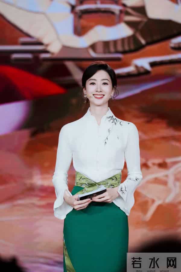 主持人郭若天主持风采,气质优雅高贵