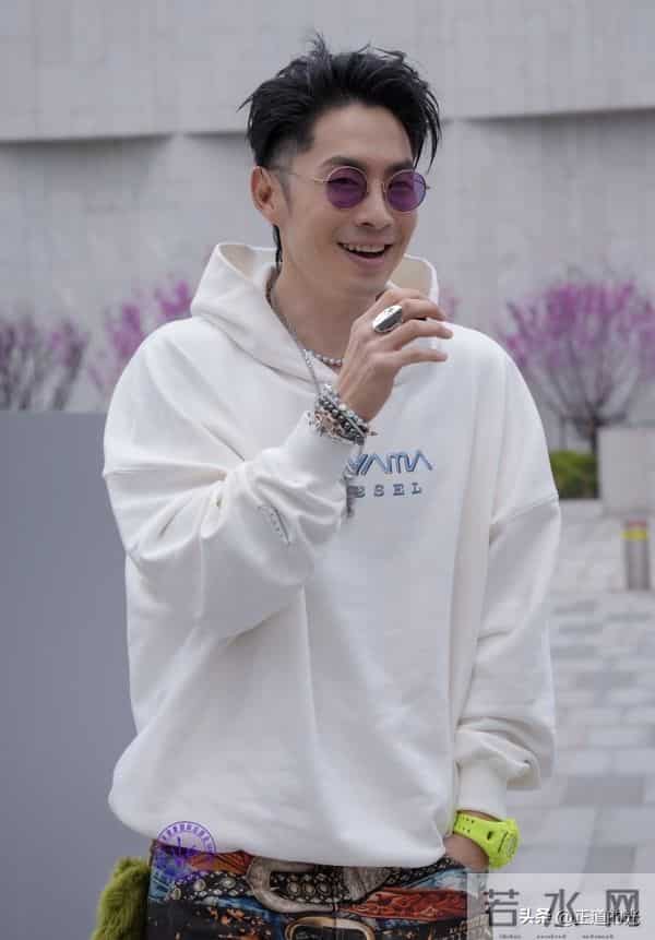 吴建豪体脂率不到10 脸上仅剩一层皮变巴掌脸 冬天只穿吊带背心出门