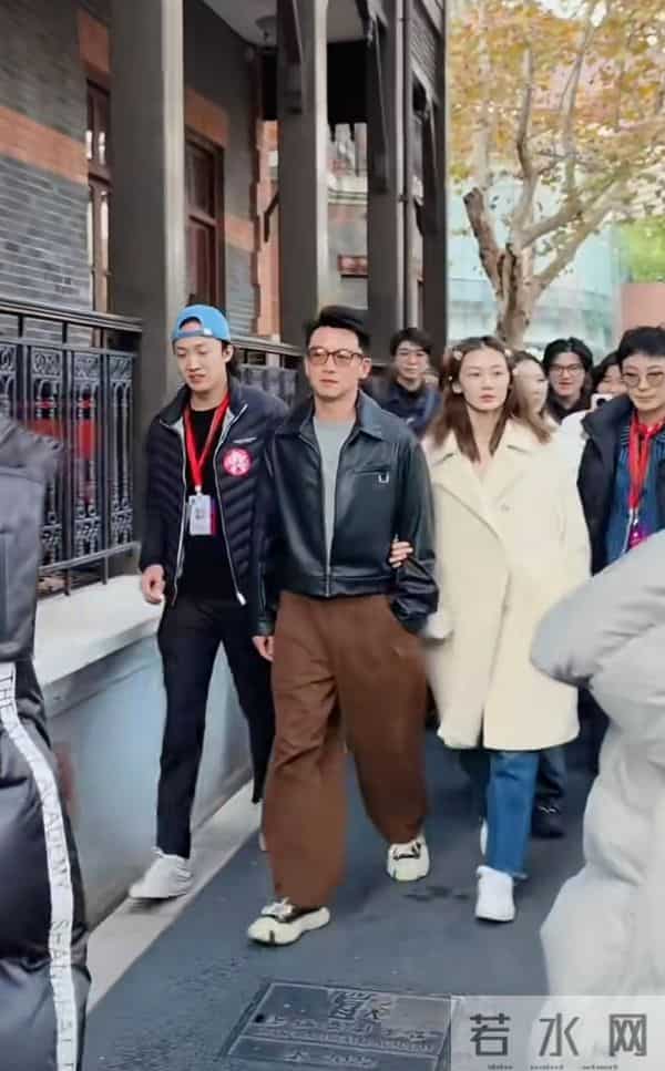 郑凯苗苗一起回中戏,苗苗三娃妈像大学生!