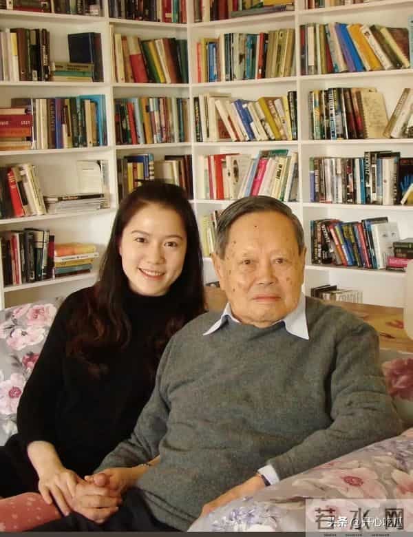 49岁翁帆现身画展！穿黑衣、皮肤白皙状态好，笑容满面和妈妈热聊