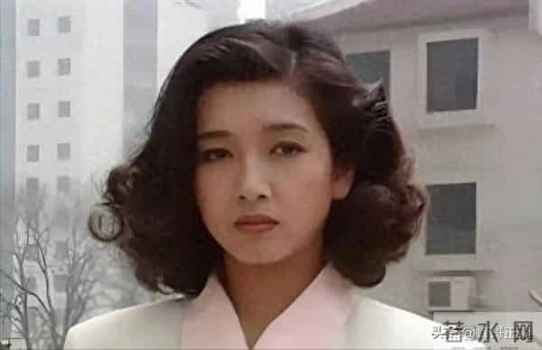 美人迟暮！看见57岁江珊现状才知道，原来一代女神也能优雅老去