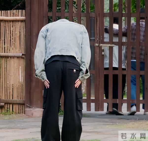 黄磊挥泪告别《向往的生活》，何炅陪伴在侧，张艺兴四人鞠躬致敬