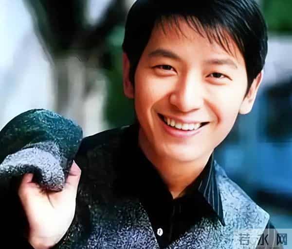 55岁戴军现身上海买手机，定居泰国享受悠闲人生，和她成了新邻居