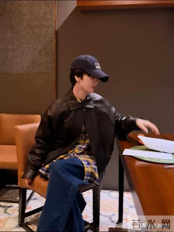 宋慧乔80斤瘦成纸片人 短发棒球帽像假小子 和中年男子贴脸搂肩合影