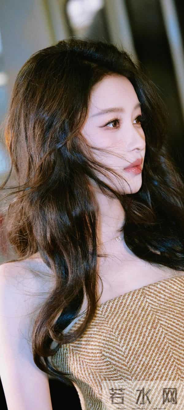 孙怡这身材太完美了,这个转身,这个背把我迷的呼呼了。